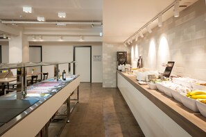Un espace buffet proposant une variété de plats et un coin café.