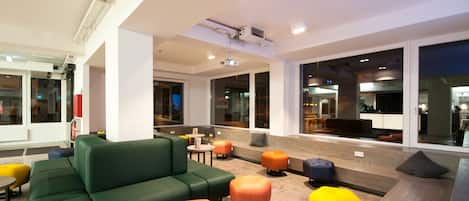 Coin salon dans le hall