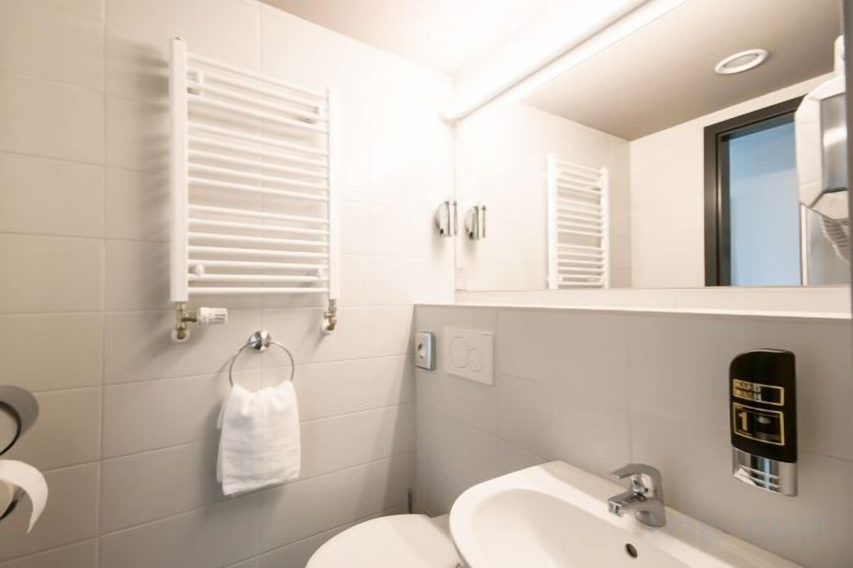 Pengering rambut, sabun, sampo, dan tisu toilet