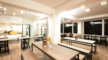 Tägliches Frühstücksbuffet (11.90 EUR pro Person)