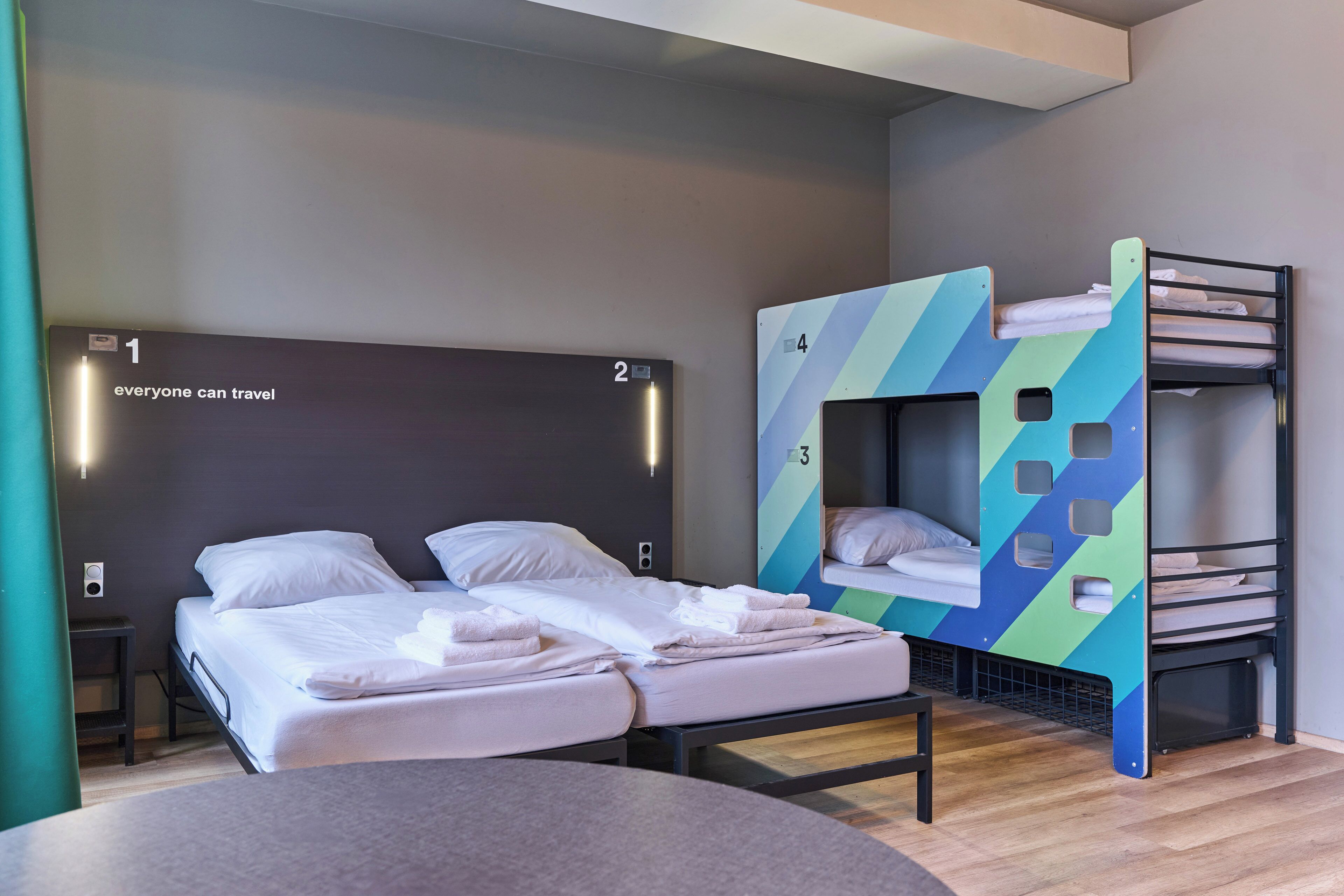 Habitación familiar, varias camas | Wifi gratis, ropa de cama, accesible en silla de ruedas