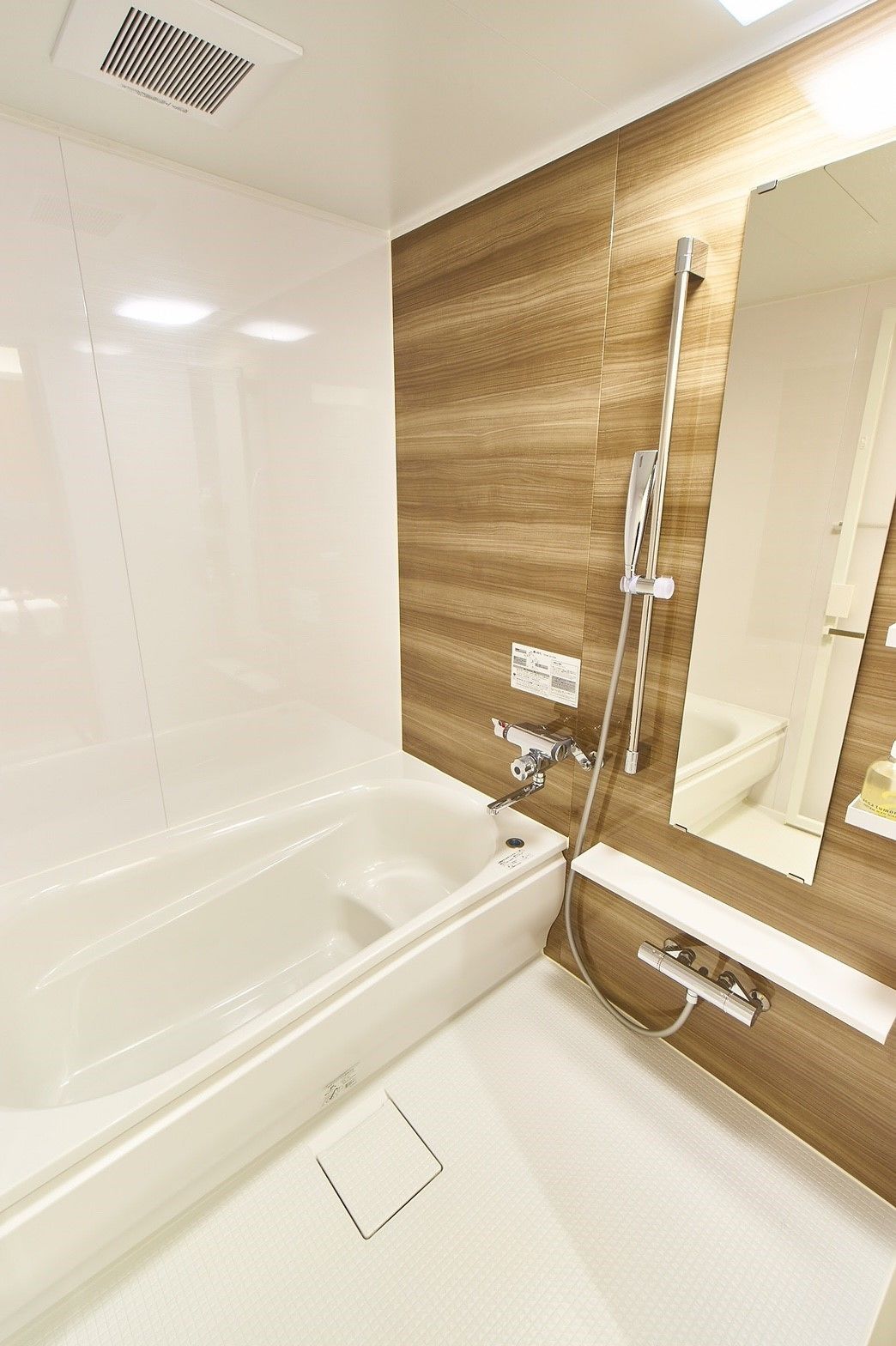 combined shower/bathtub, free toiletries, hair dryer, slippers