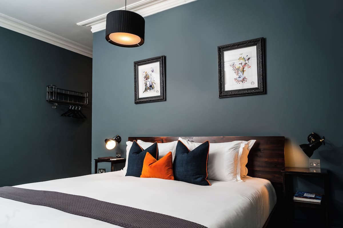 Tabla de planchar con plancha, wifi gratis y ropa de cama