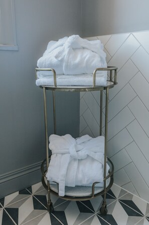 Small Double Room, Bathtub | Bathroom amenities | Free toiletries, hair dryer, bathrobes, towels