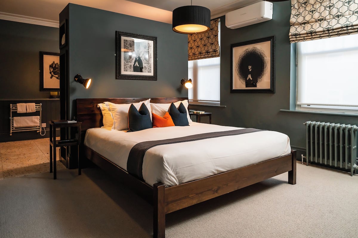 Tabla de planchar con plancha, wifi gratis y ropa de cama