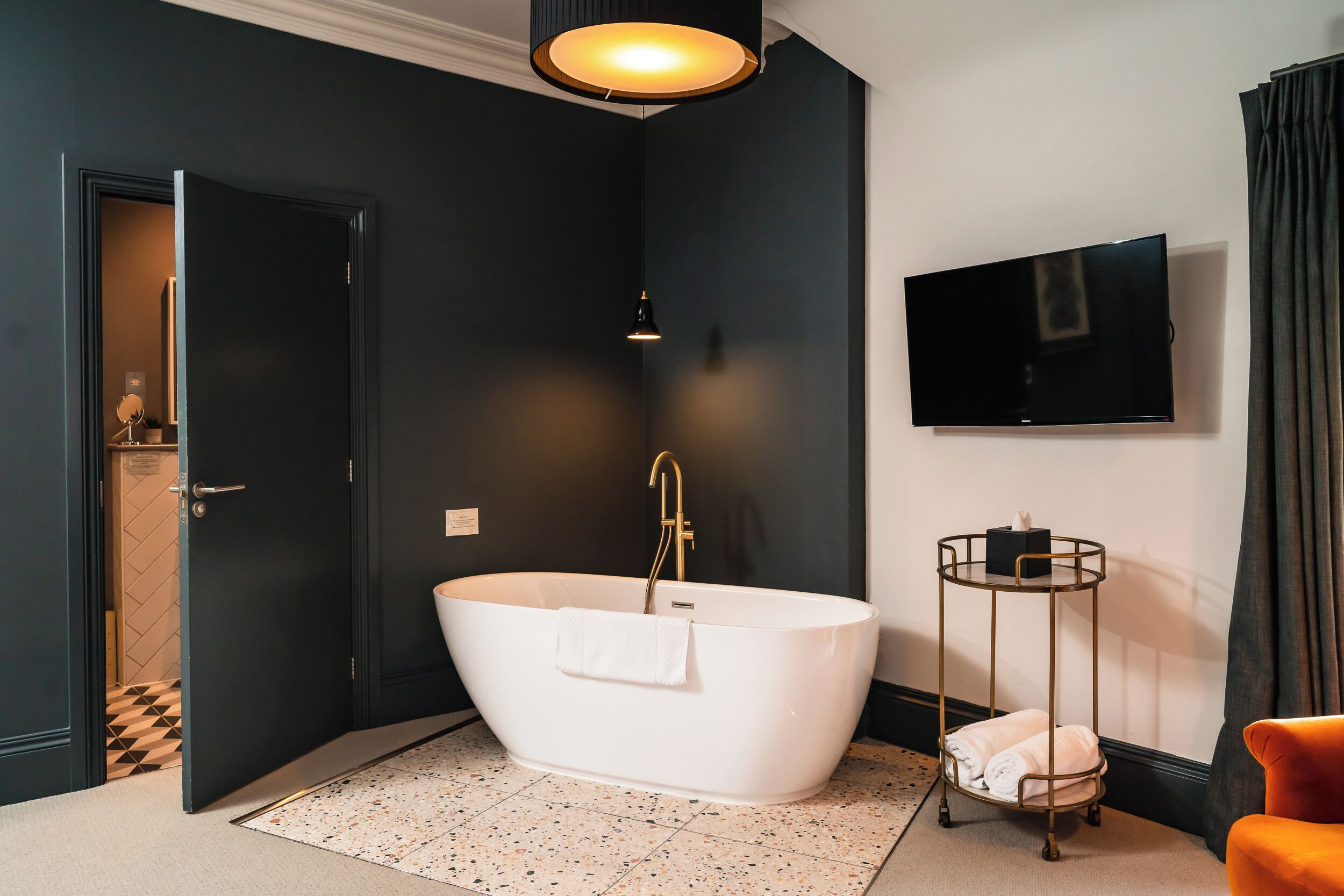 luxury double room, bathtub | iron/ironing board, free wifi, bed sheets