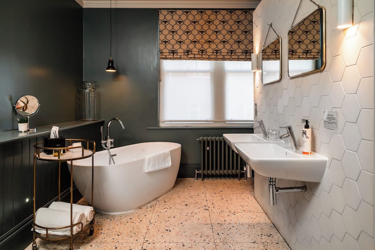 luxury double room, bathtub | bathroom | free toiletries, hair dryer, bathrobes, towels