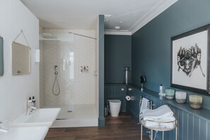 Luxury Double Room, Bathtub | Bathroom | Free toiletries, hair dryer, bathrobes, towels