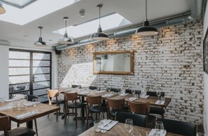 供应早餐、午餐和晚餐，英国菜