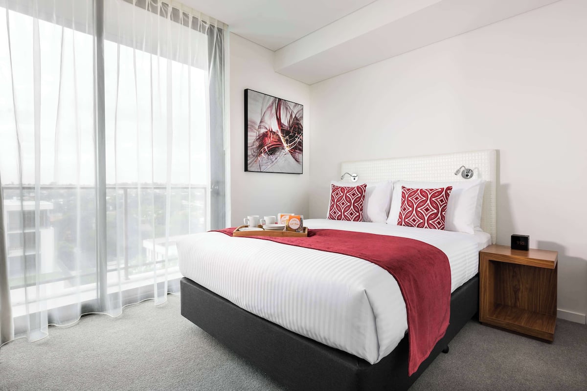 Premier Apartment, 2 Bedrooms | 1 bedroom, in-room safe, laptop workspace, blackout drapes