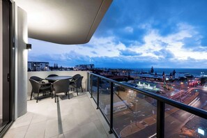 In-room safe, laptop workspace, blackout drapes, iron/ironing board - Ramada VetroBlu Scarborough Beach (Scarborough)