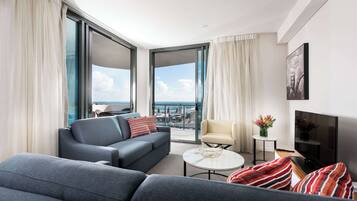 In-room safe, laptop workspace, blackout drapes, iron/ironing board