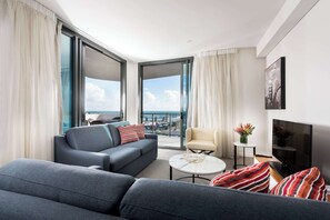 In-room safe, laptop workspace, blackout drapes, iron/ironing board - Ramada VetroBlu Scarborough Beach (Scarborough)