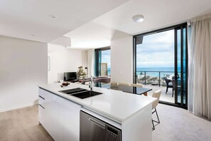 In-room safe, laptop workspace, blackout drapes, iron/ironing board - Ramada VetroBlu Scarborough Beach (Scarborough)