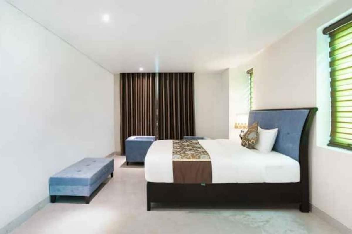 Minibar, in-room safe, desk, soundproofing