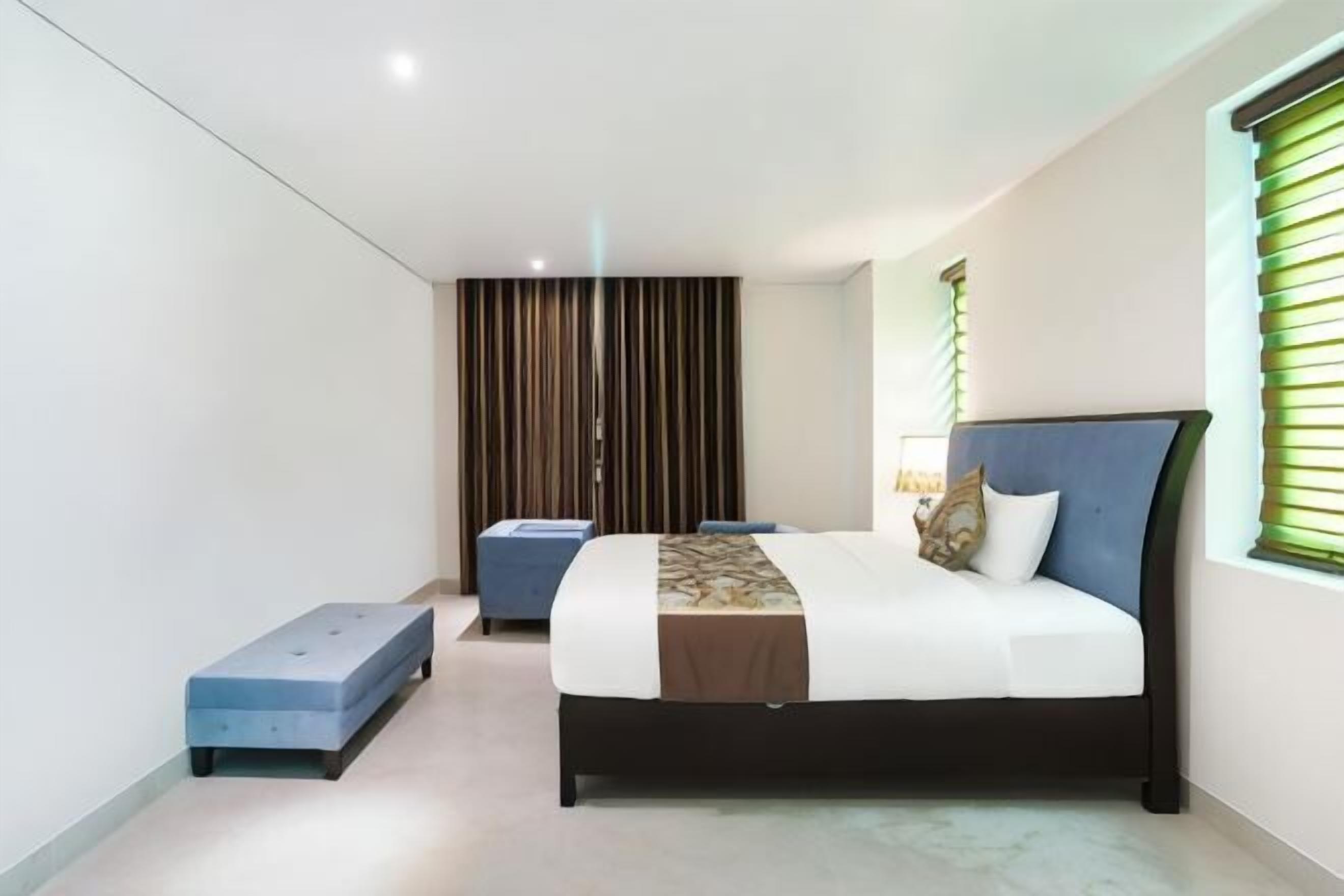 Minibar, caja de seguridad en la habitación y escritorio 