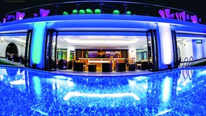 Ein luxuriöses Royal Hotel mit Poolbereich, Bar und Sitzgelegenheiten.