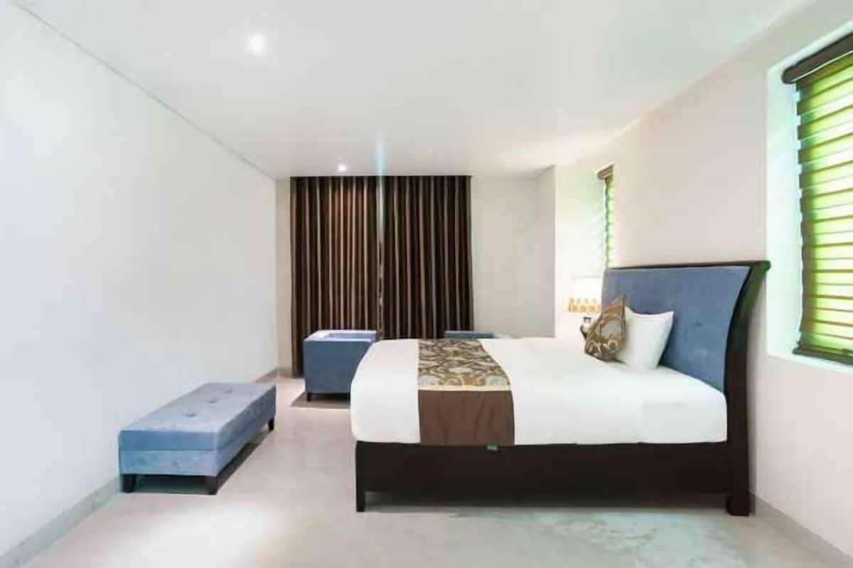 Minibar, in-room safe, desk, soundproofing