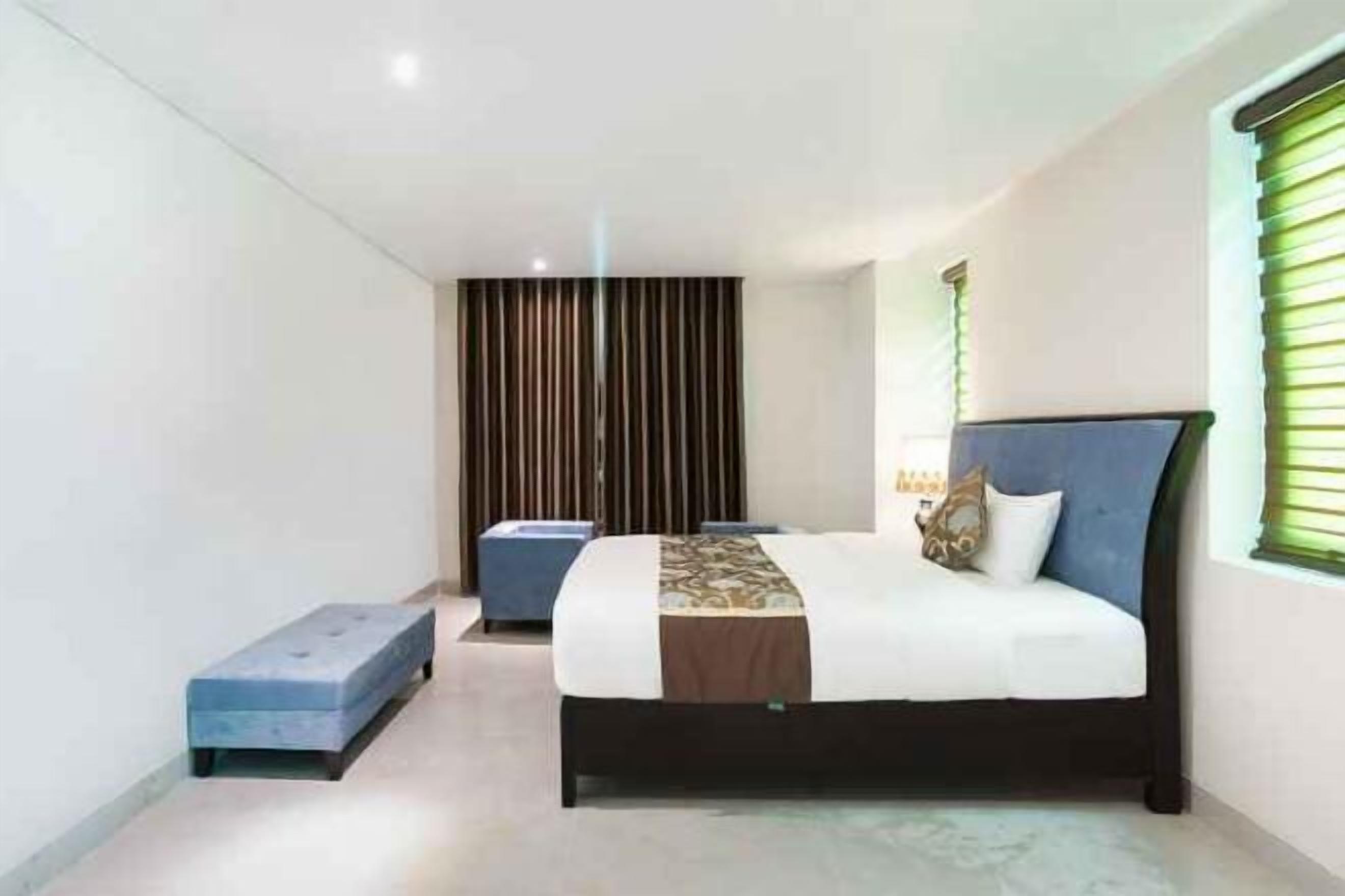 Minibar, caja de seguridad en la habitación y escritorio 