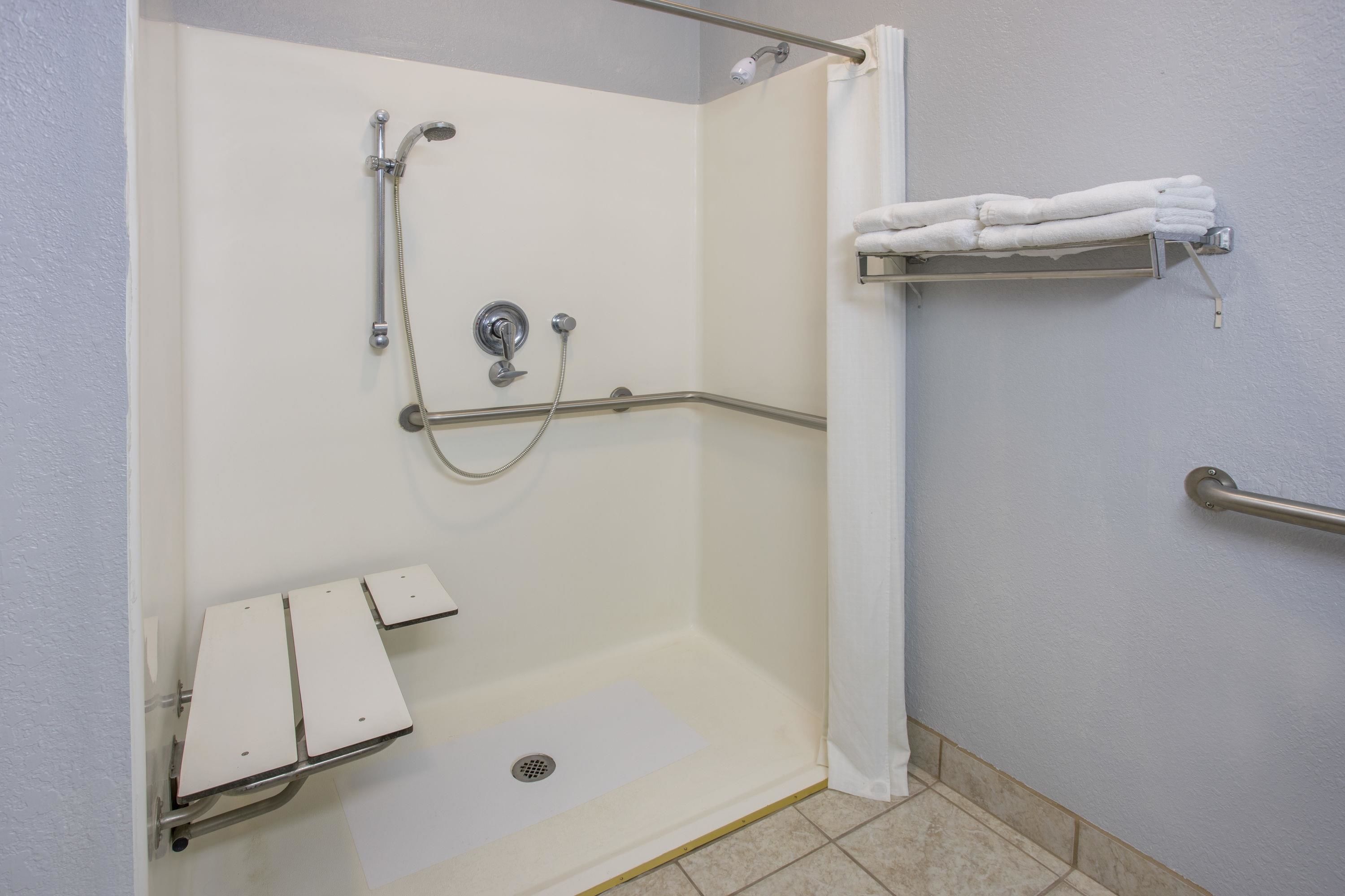 Kombinasi shower/bathtub, perlengkapan mandi gratis,  dan handuk
