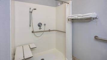 Combined shower/tub, free toiletries, towels