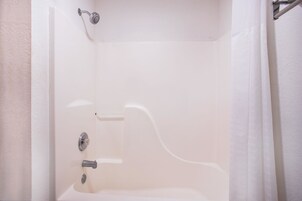 Bañera con ducha, artículos de tocador gratuitos, toallas