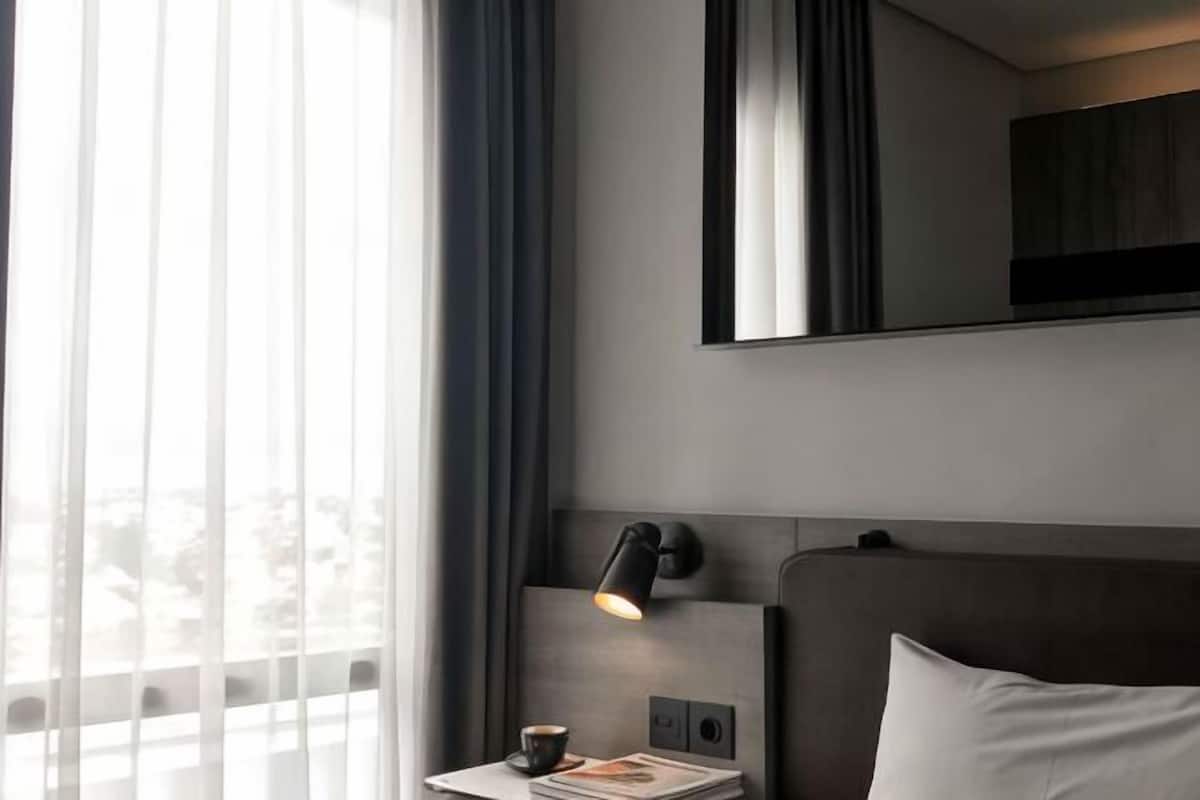 1 slaapkamer, verduisterende gordijnen, geluiddichte muren