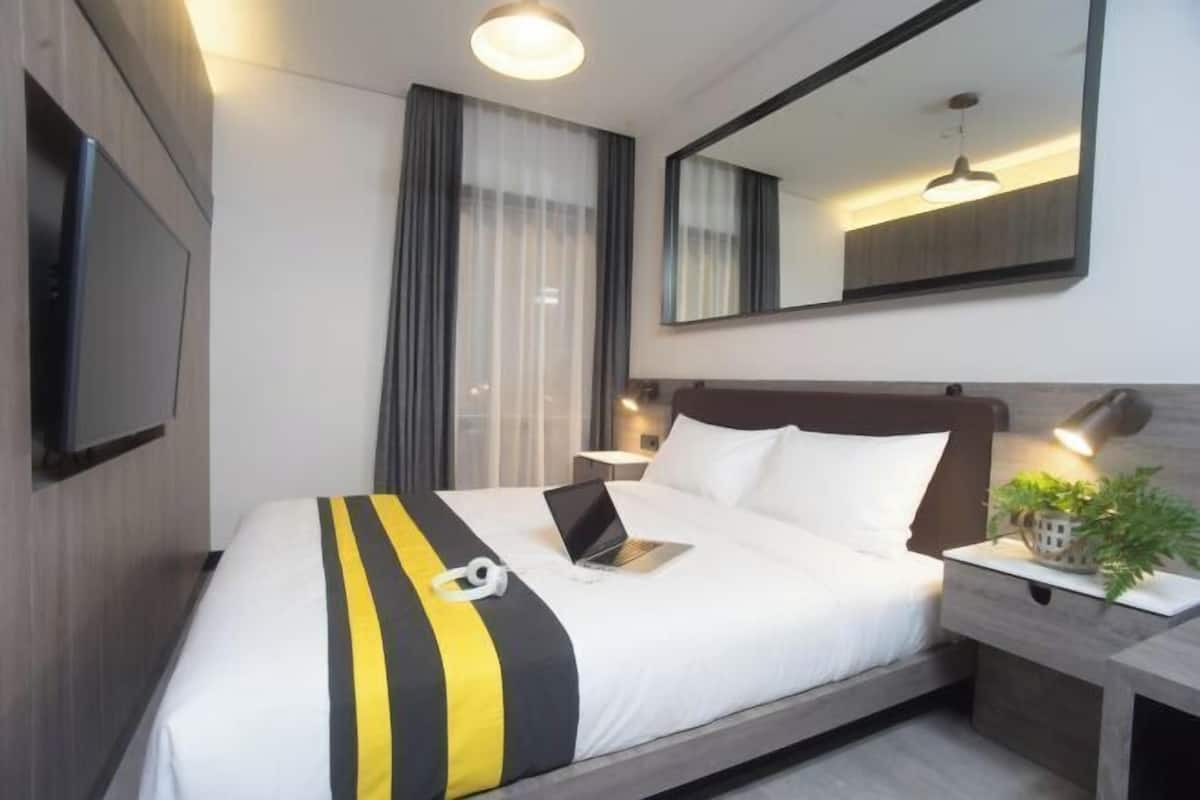 Blackout curtains, soundproofing, iron/ironing board, free WiFi