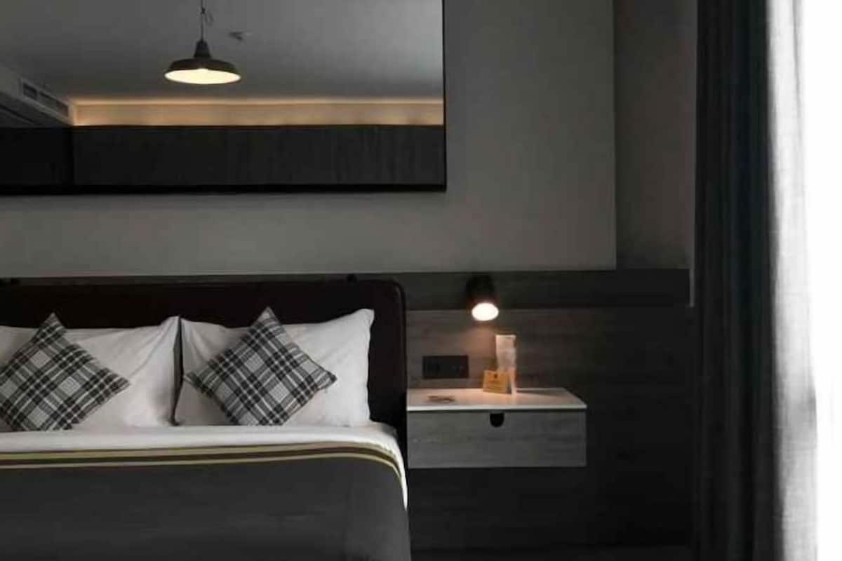 Blackout curtains, soundproofing, iron/ironing board, free WiFi