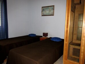 Casa rural, sauna (1) | Escriptori, planxa i posts de planxar, bressols i wifi gratuïta 