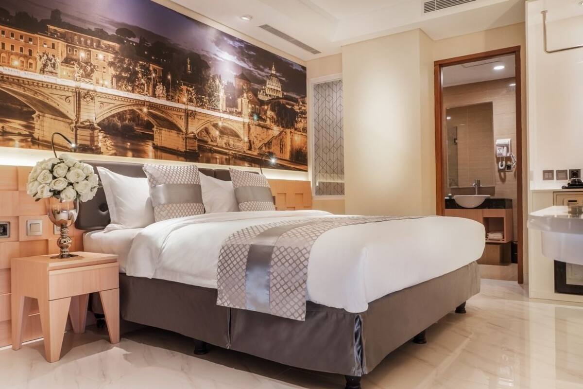 Grand Suite | In-room safe, desk, soundproofing, iron/ironing board
