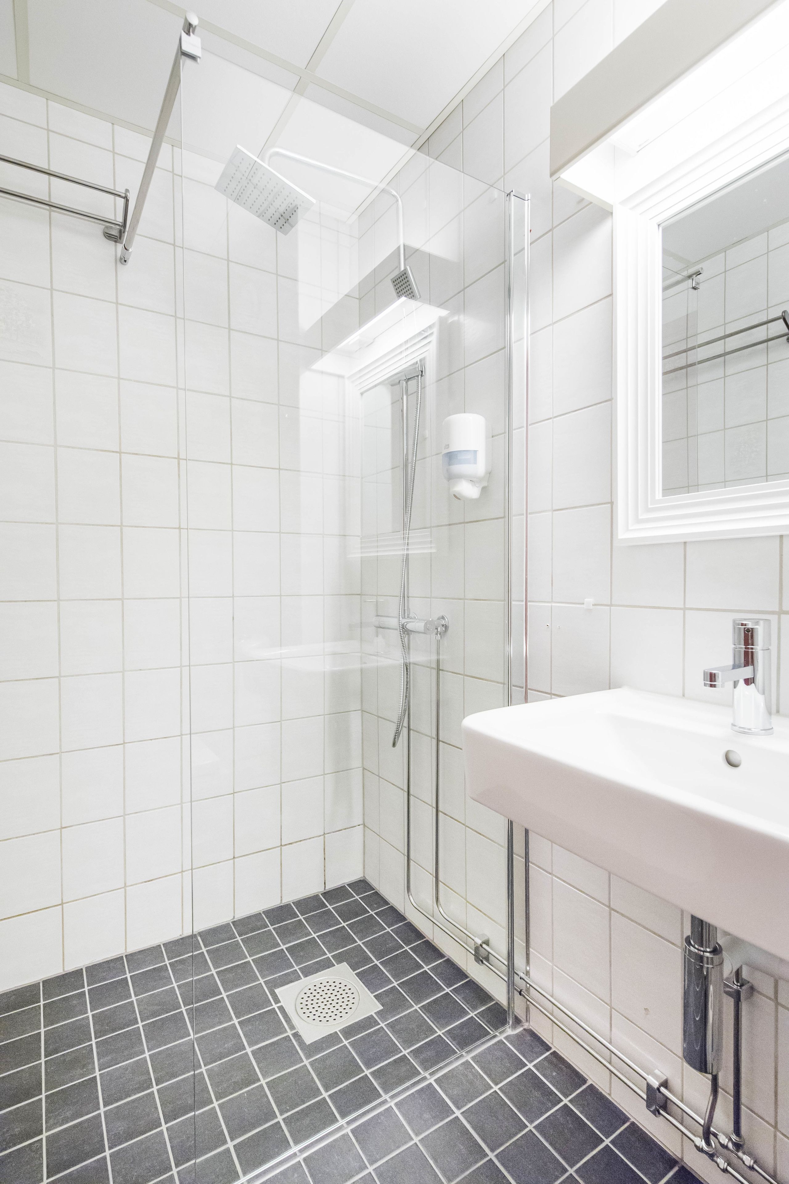triple room | bathroom | shower, rainfall showerhead, free toiletries, towels