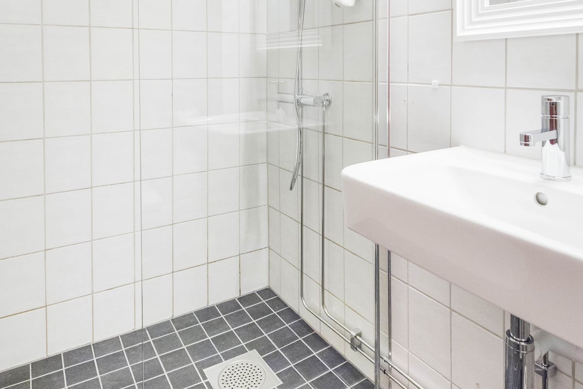 triple room | bathroom | shower, rainfall showerhead, free toiletries, towels
