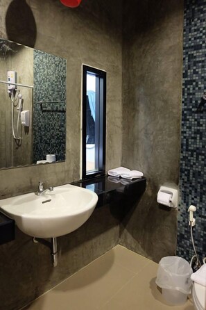 Habitación | Baño | Regadera, amenidades de baño gratuitas, secadora de cabello, toallas 