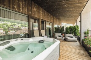 Sèche-cheveux, chaussons, bidet, serviettes fournies