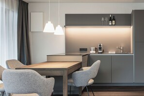 Electric kettle, dining tables - Aquila Dolomites Residence (Ortisei)