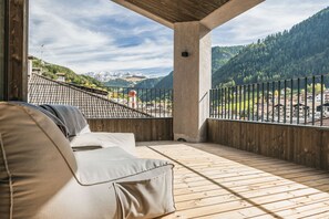 Penthouse Exclusif, 2 chambres, patio, vue montagne | Terrasse/Patio