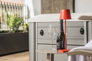 Sèche-cheveux, chaussons, bidet, serviettes fournies