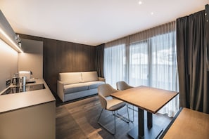Departamento exclusivo, 1 habitación, sauna, vista a la montaña | Tetera eléctrica y comedor