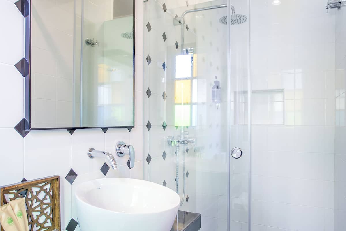 garden room | bathroom | shower, rainfall showerhead, free toiletries, hair dryer