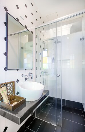 Garden Room | Bathroom | Shower, rainfall showerhead, free toiletries, hair dryer - Areca Hotel Penang (George Town)