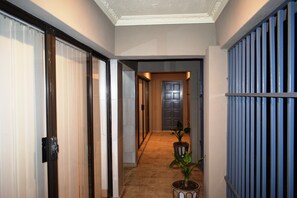 家庭單棟房屋 | 露台/庭院