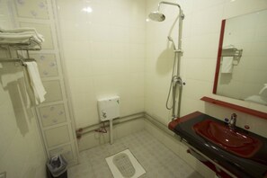 Dusch, gratis toalettartiklar, hårtork och tofflor