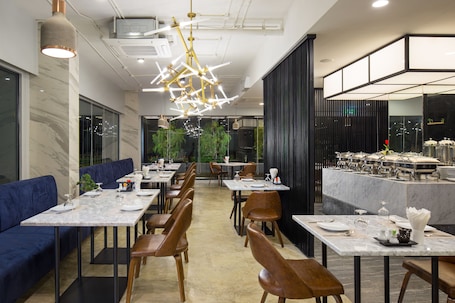 Breakfast, lunch, dinner served; international cuisine