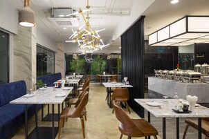 供应早餐、午餐和晚餐，国际美食