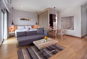 Luxury Suite Double Room | Két bảo mật tại phòng, bàn, màn/rèm cản sáng 