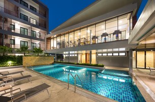 室外游泳池，池畔遮阳伞，日光浴躺椅