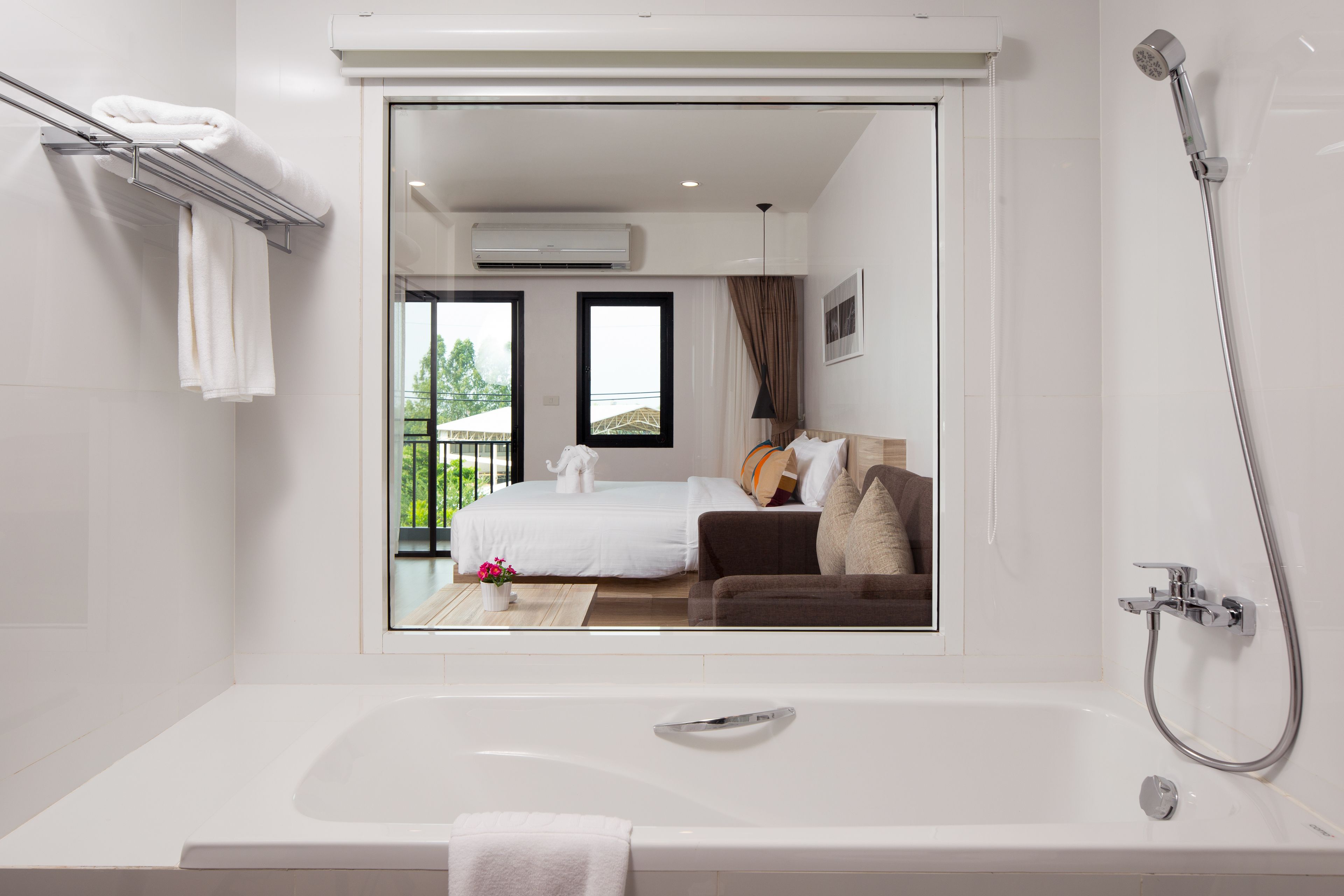 独立的浴缸和淋浴、深泡浴缸、大花洒淋浴喷头、免费洗浴用品