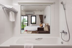 별도의 욕조 및 샤워 시설, 전신 욕조, 레인폴 샤워기, 무료 세면용품