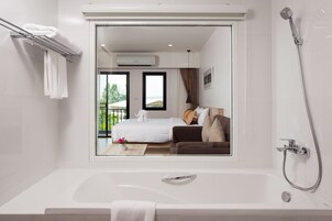 独立的浴缸和淋浴、深泡浴缸、大花洒淋浴喷头、免费洗浴用品